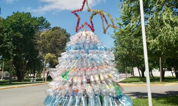 Árbol de Navidad armado con botellas de plástico y eco-botellas en un espacio público de Choele Choel