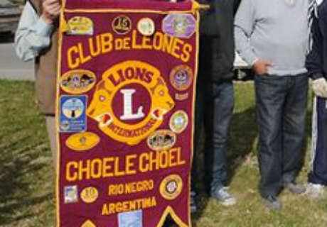 El banderín del Club de Leones de Choele Choel durante un acto
