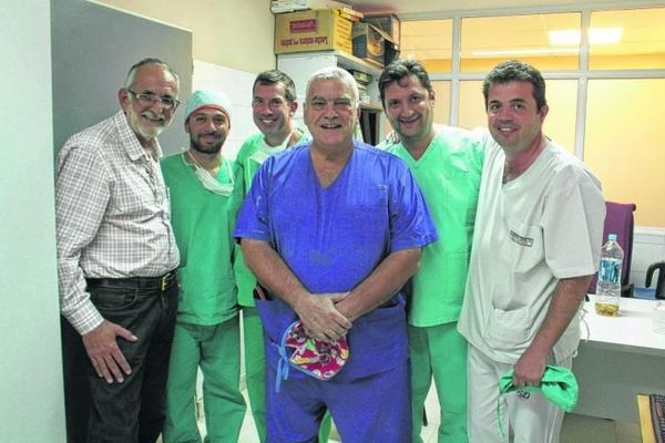 El cirujano Claudio Angrigiani junto a médicos del hospital y un integrante del Club de Leones, antes de una jornada de cirugías
