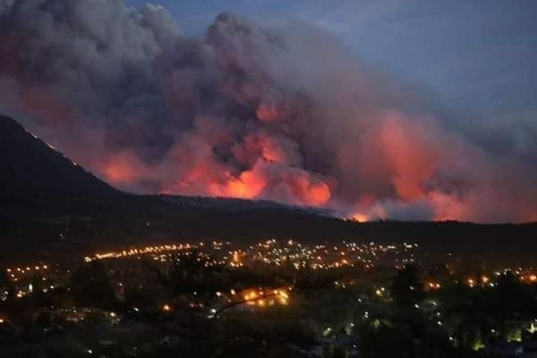El incendio de la Comarca Andina visto de noche desde una localidad cordillerana