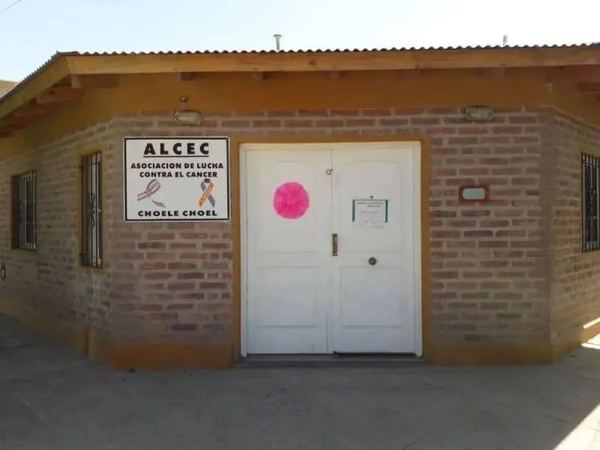 Frente de la sede de ALCEC Choele Choel, con su cartel y un moño rosa en la puerta