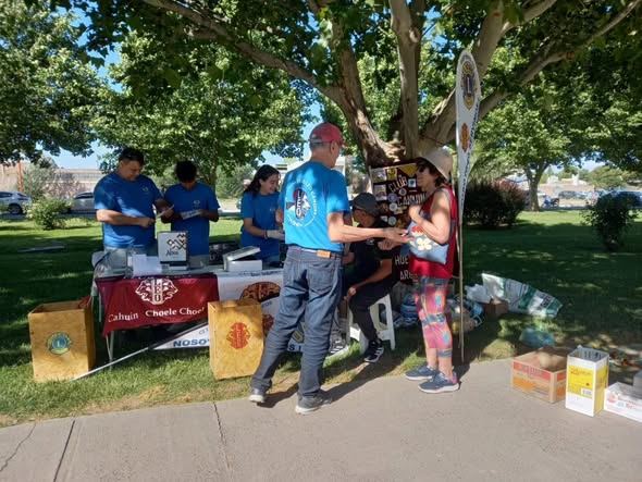 Integrantes del Club Leo atienden una mesa de control de glucemia en una plaza de Choele Choel