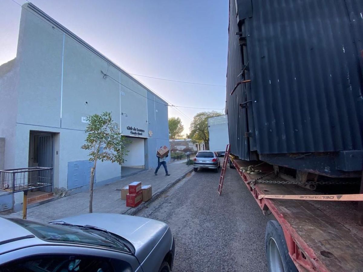 Un camión estacionado frente a la sede del Club de Leones de Choele Choel mientras se lo carga con cajas de donaciones