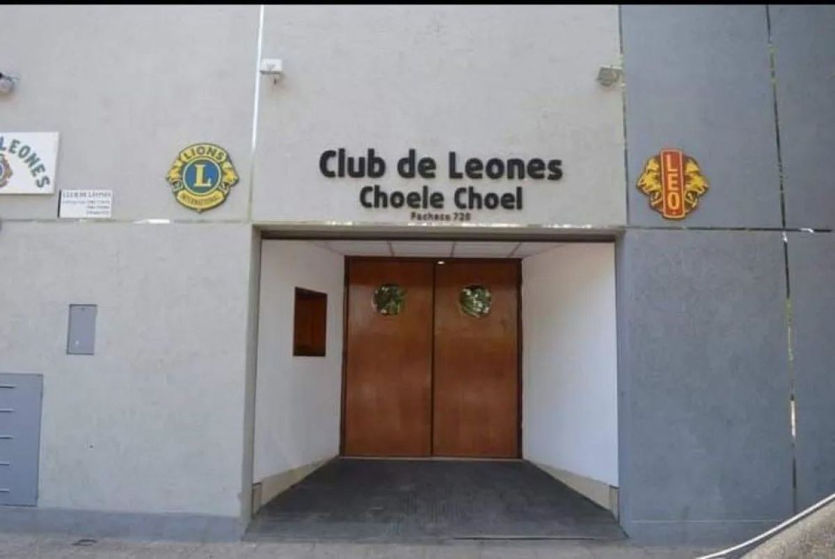 Entrada de la sede del Club de Leones de Choele Choel en Pacheco 720, con los emblemas de Lions International y Leo a los costados del cartel
