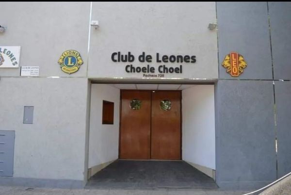 Entrada de la sede del Club de Leones en Gral. Pacheco 720, con el cartel del Club y los emblemas de Lions International y Leo