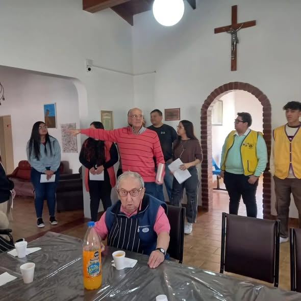 Encuentro entre estudiantes y residentes en el Hogar de Ancianos San Antonio de Padua